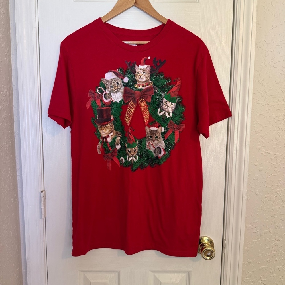 Red Christmas Cat Wreath T-Shirt Medium